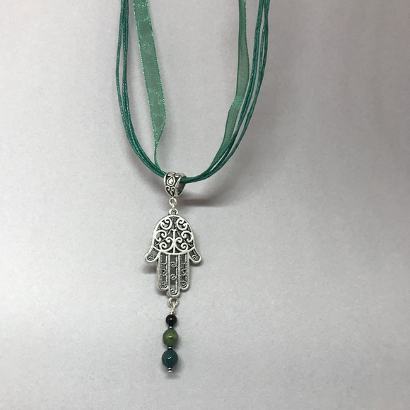 Fatima hand / Hamsa filigree necklace. Ribbon choker with green gem beads - Picture 4 of 4